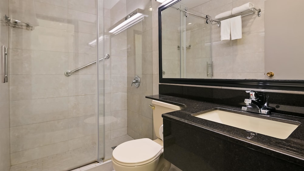 Standard Room, 2 Queen Beds, Non Smoking, Refrigerator & Microwave (Walk-in Shower) - Photo 6