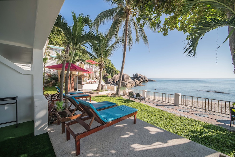 Deluxe Beachfront Room - Photo 12