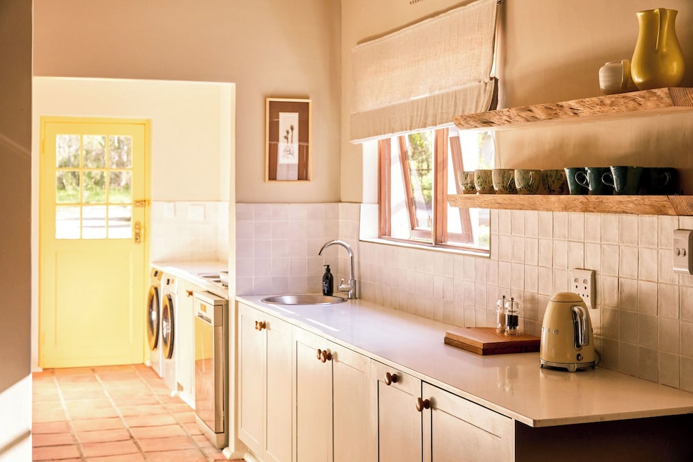 3 Bedroom Clarence Cottage photo 2