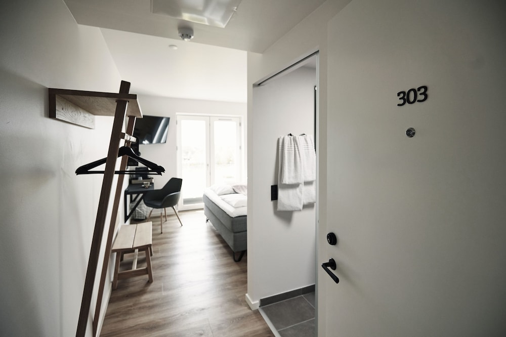 Business Room, 1 King Bed, Bathtub, City View photo 2