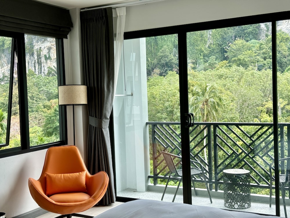 Premium Studio Suite, 1 King Bed, Pool View - Photo 7