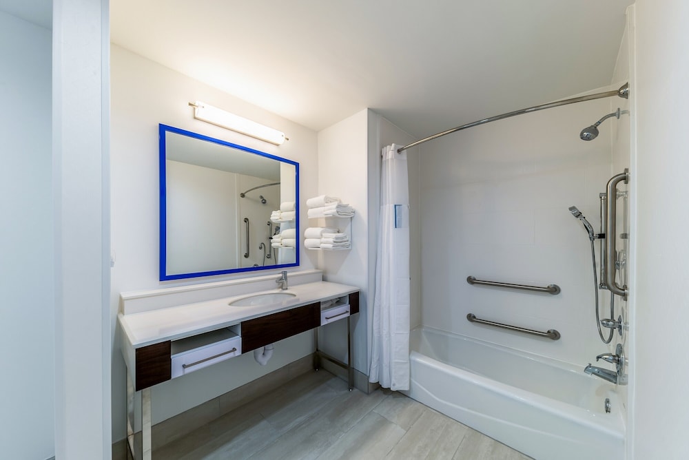 Room, 2 Queen Beds, Accessible, Non Smoking photo 2