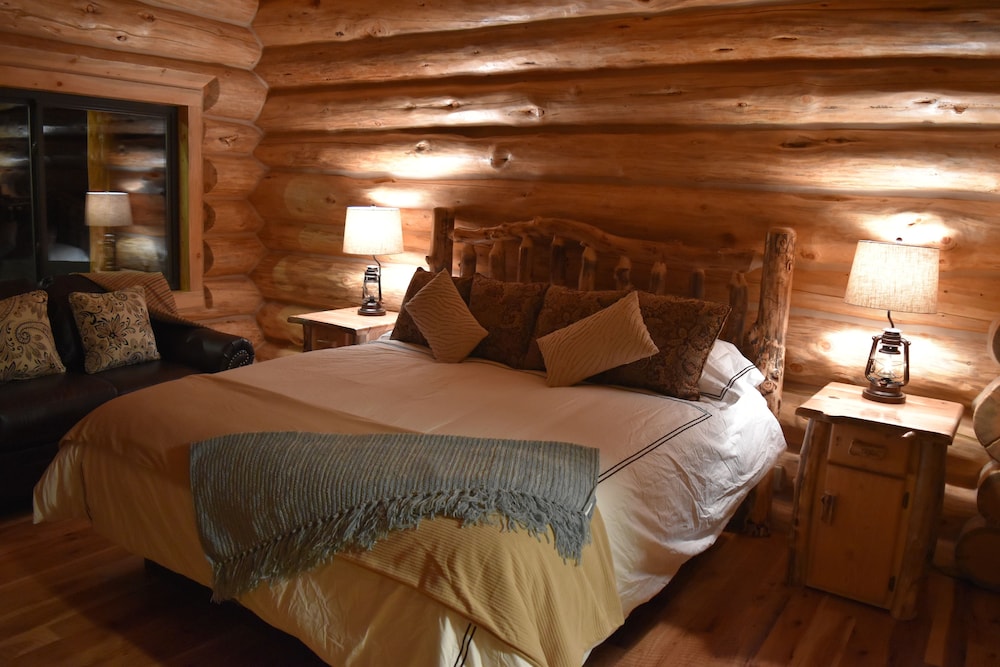 Small Cabin, King Bed photo 1
