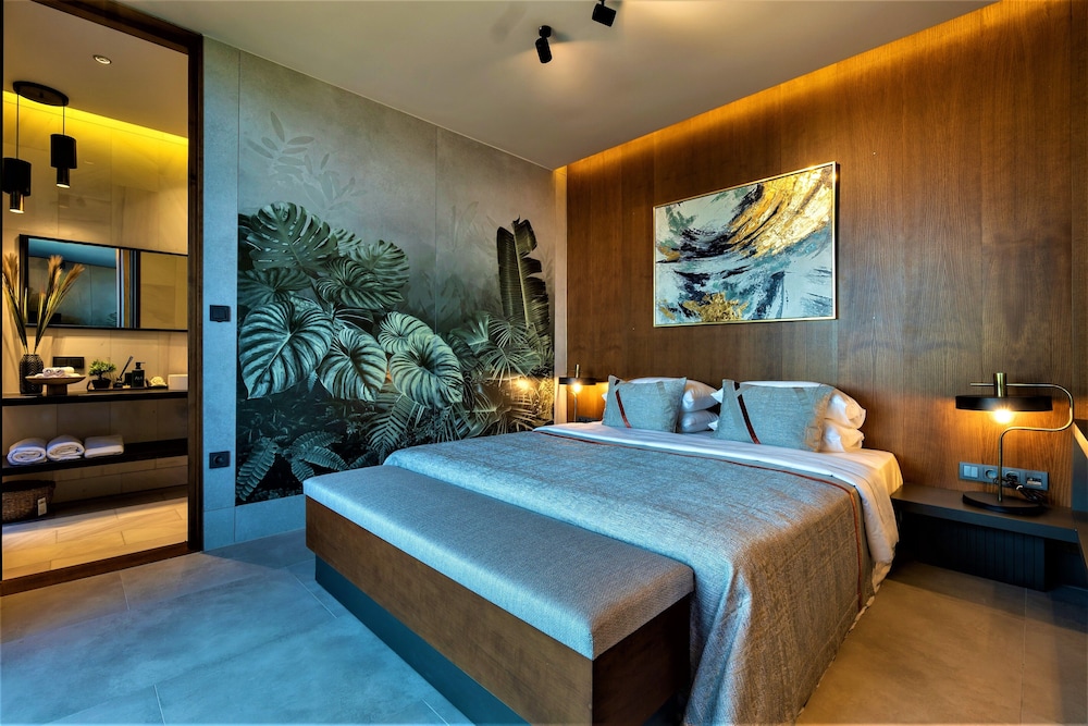 Deluxe Suite, 1 King Bed with Sofa bed, Sea View
