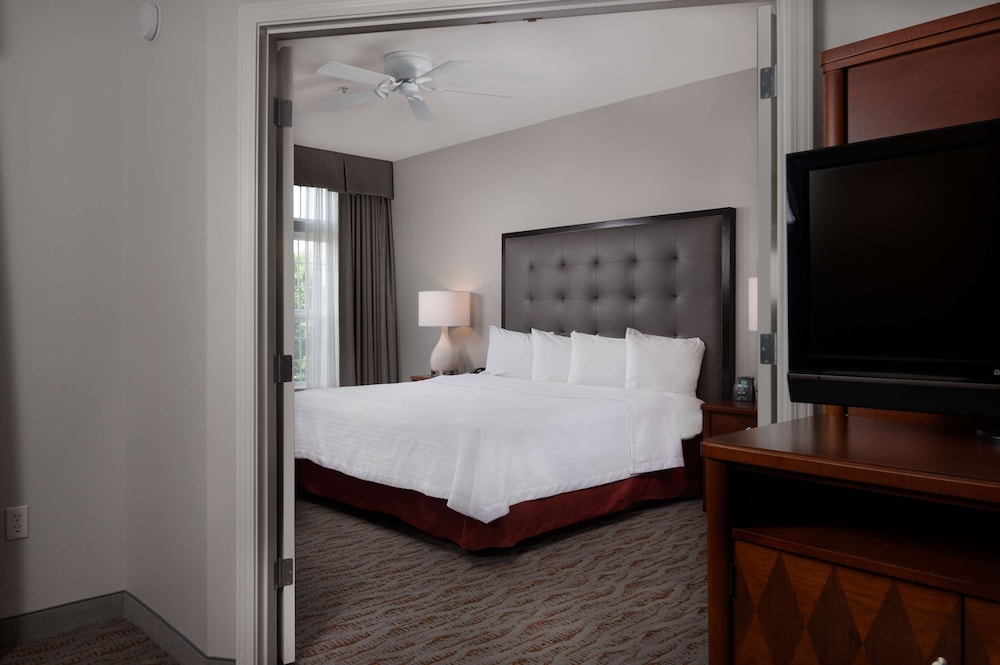 Suite, 1 King Bed, Accessible photo 3