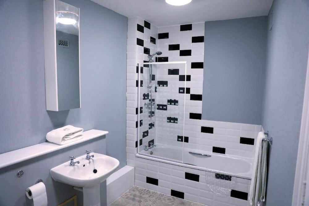 Standard Double or Twin Room, Ensuite photo 3
