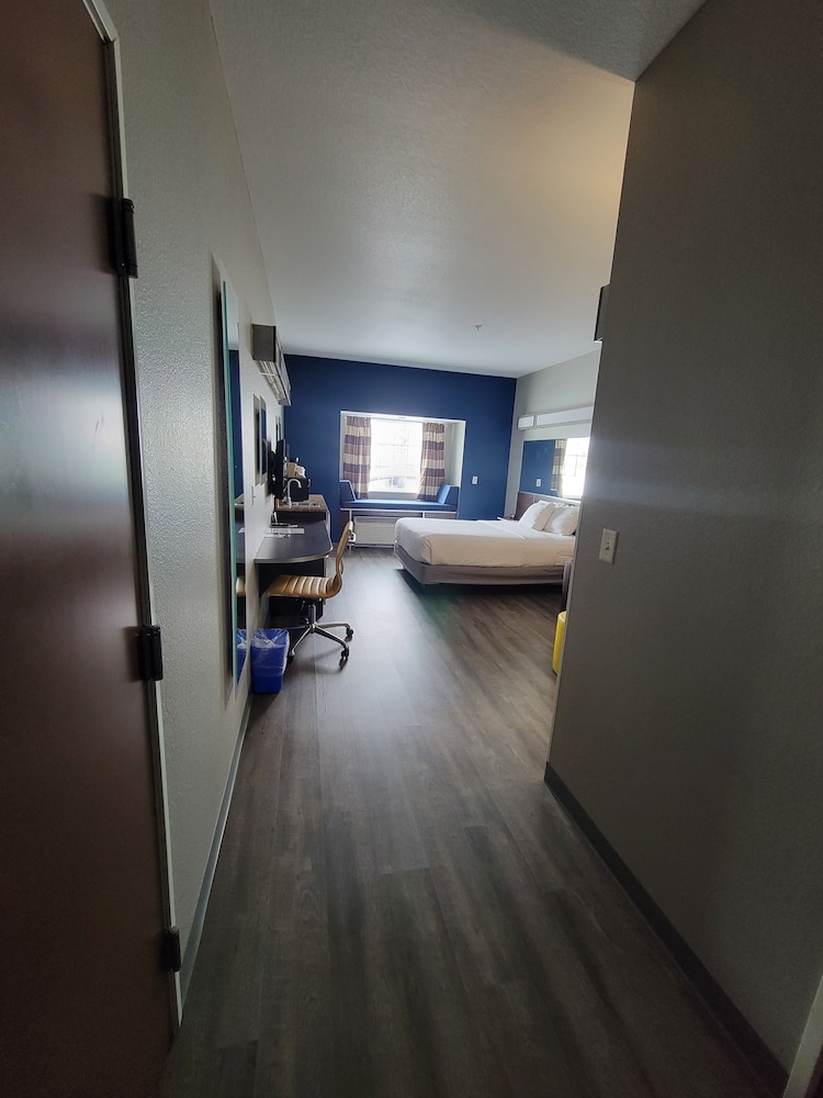Studio, 1 Queen Bed, Accessible, Non Smoking (Hearing Impaired Accessible) - Photo 1