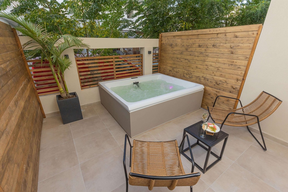 Deluxe Double Room, Jetted Tub, Garden View photo 2