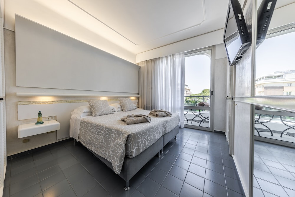 Standard Double or Twin Room - Photo 26