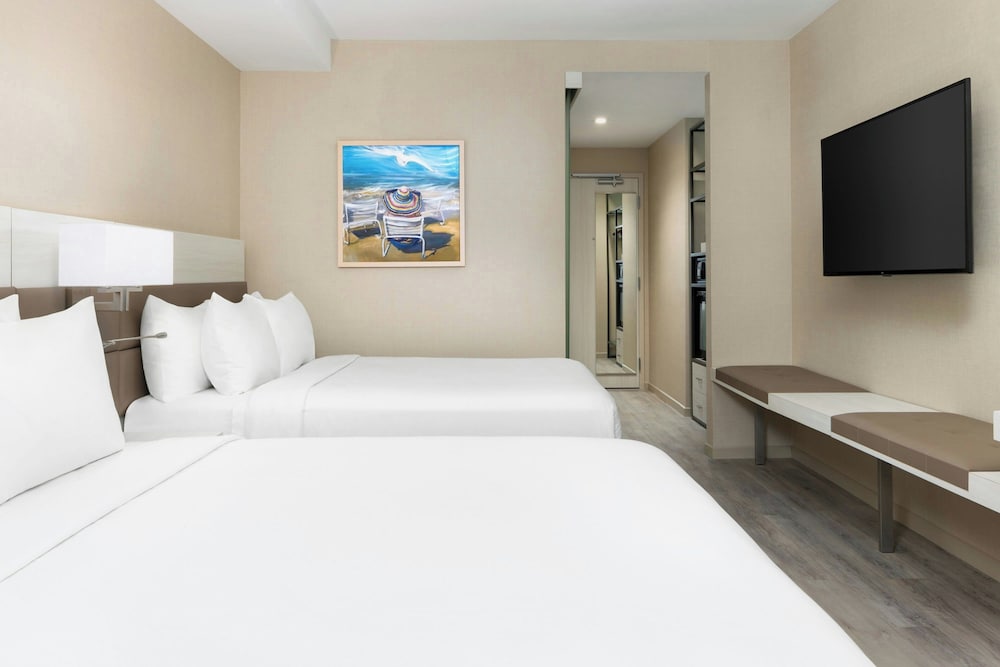 Studio, 2 Queen Beds (Mobility/Hearing Accessible, Tub) - Photo 2