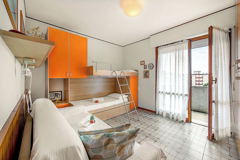 Family Apartment, Multiple Bedrooms (Edera With Balcony Few Steps From Sea) photo 1