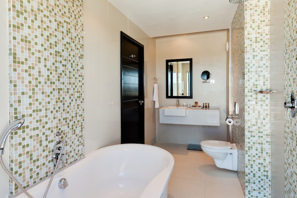 Executive Suite - Photo 9