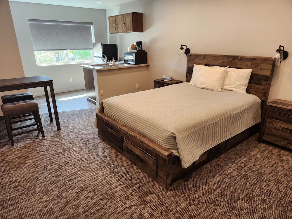 Studio, 1 Queen Bed, No Pets Allowed photo 1