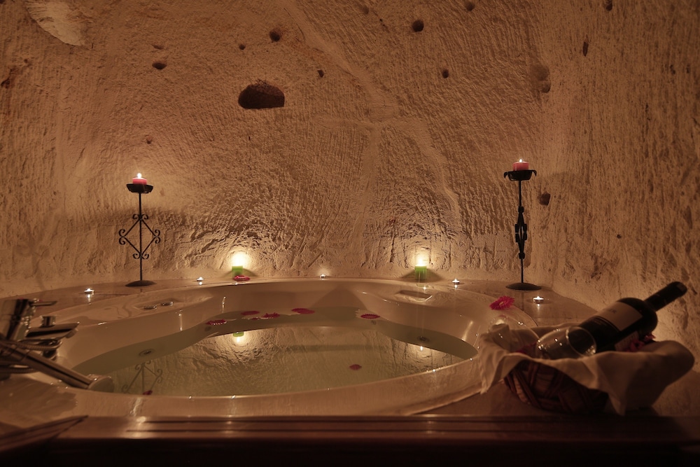 Honeymoon Room - Photo 16
