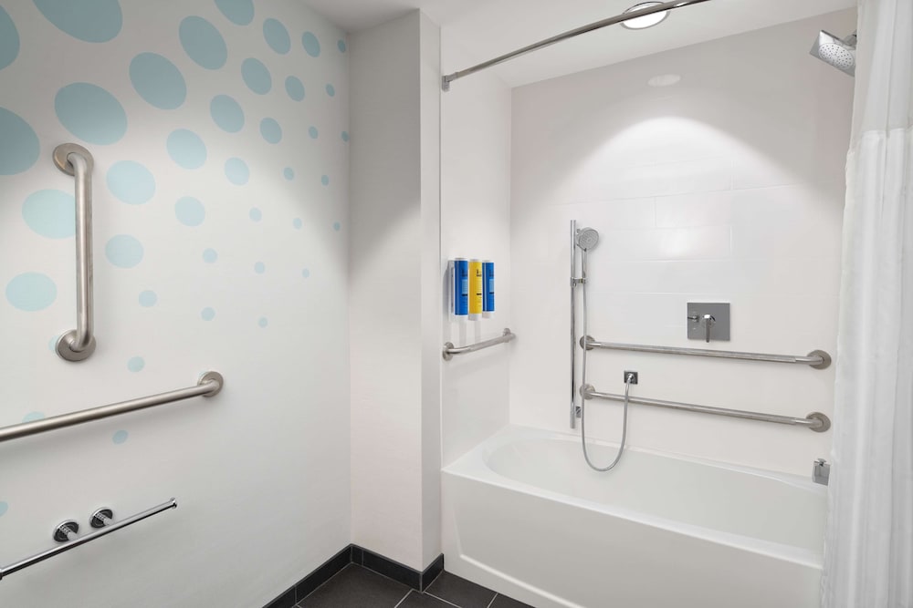 Room, 2 Queen Beds, Accessible, Bathtub - Photo 4