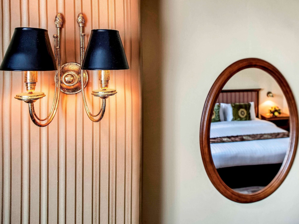 Deluxe Room, 1 King Bed, Business Lounge Access, Corner (Executive)