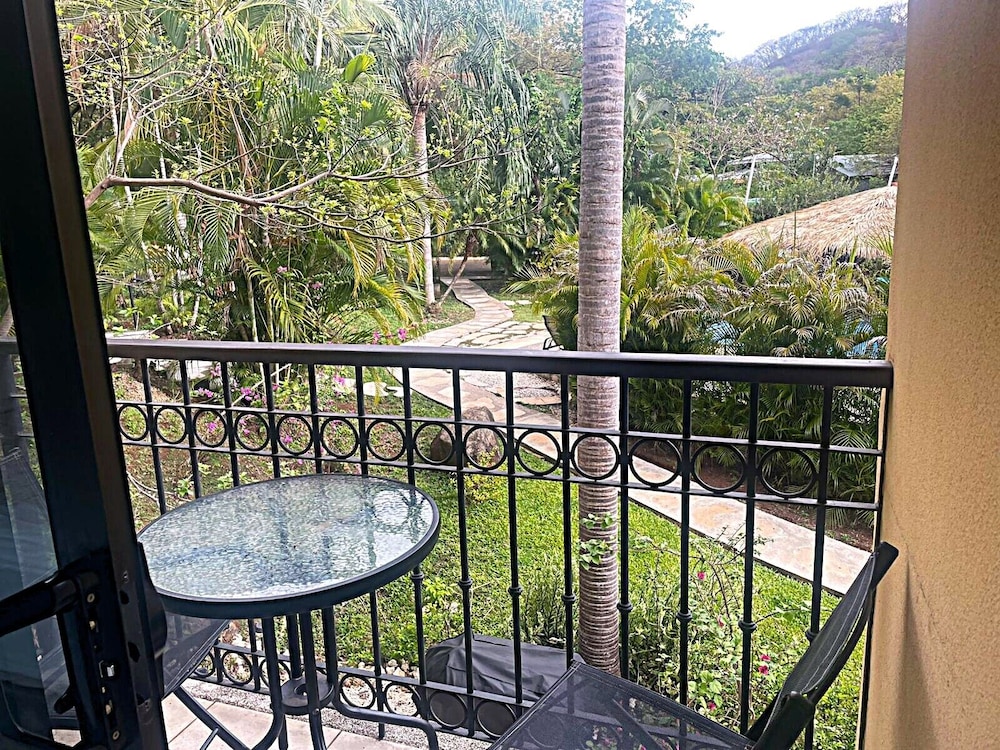 Deluxe Condo, Pool View photo 2