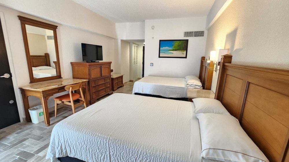 Standard Double Room, 2 Double Beds, Partial Ocean View - Photo 4