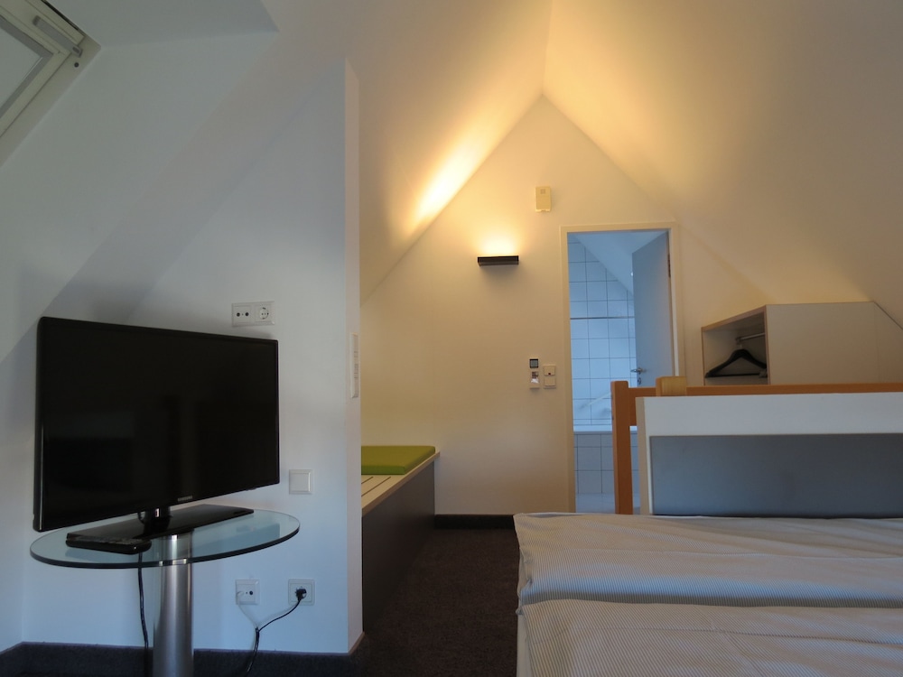 Economy Triple Room, 2 Bedrooms, Non Smoking photo 1