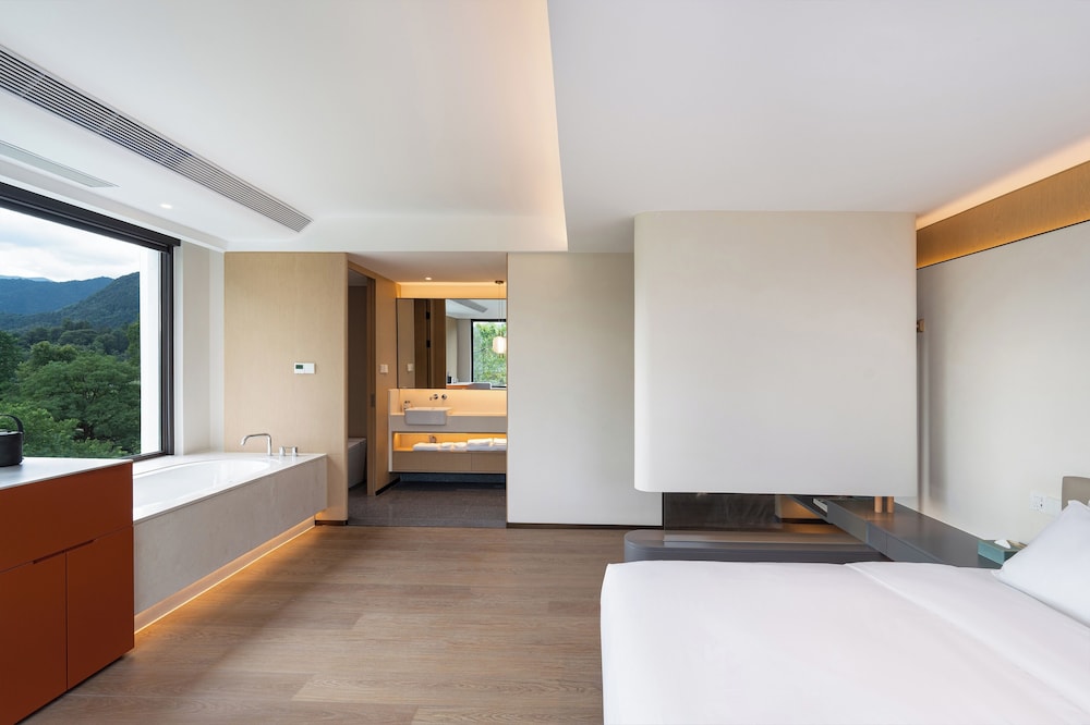 Deluxe Double Room, Hill View photo 2