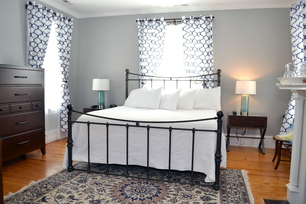 Room, 1 King Bed, Non Smoking, Private Bathroom