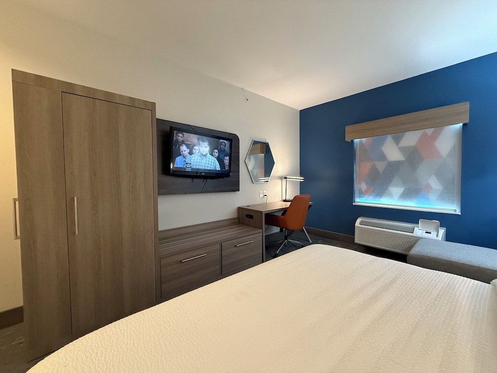 Suite, 1 King Bed, Accessible (Communications)