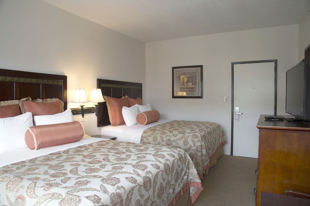 Standard Room, 2 Queen Beds - Photo 4