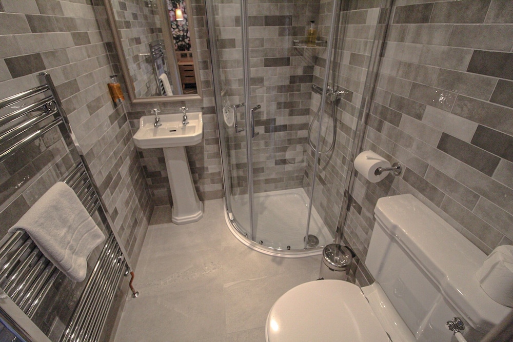 Superior Double Room, Ensuite - Photo 15