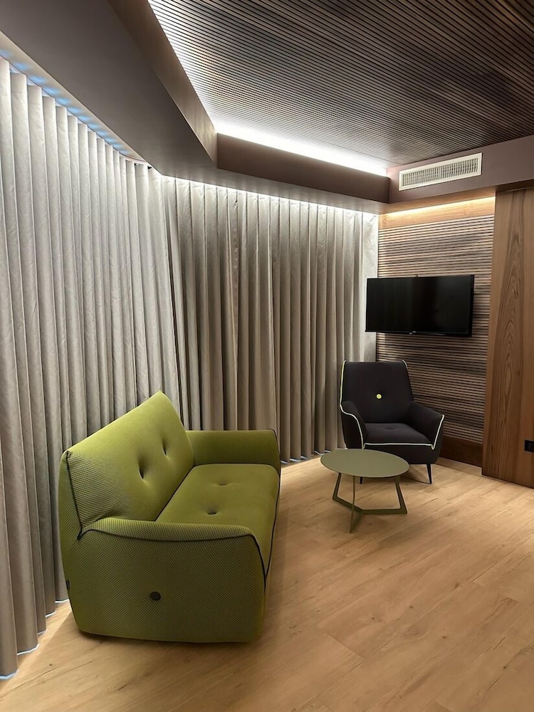 Junior Suite, Hot Tub, Partial Lake View - Photo 3