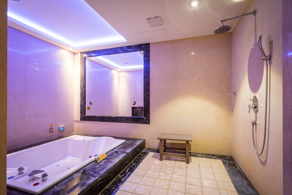 Deluxe Double Room (Check-in 20:00; Check-out before noon) photo 3