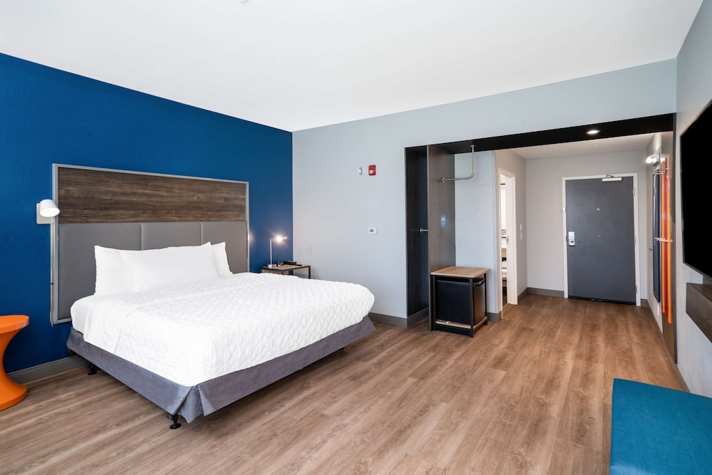 Room, 1 King Bed, Accessible (Roll-In Shower) - Photo 3