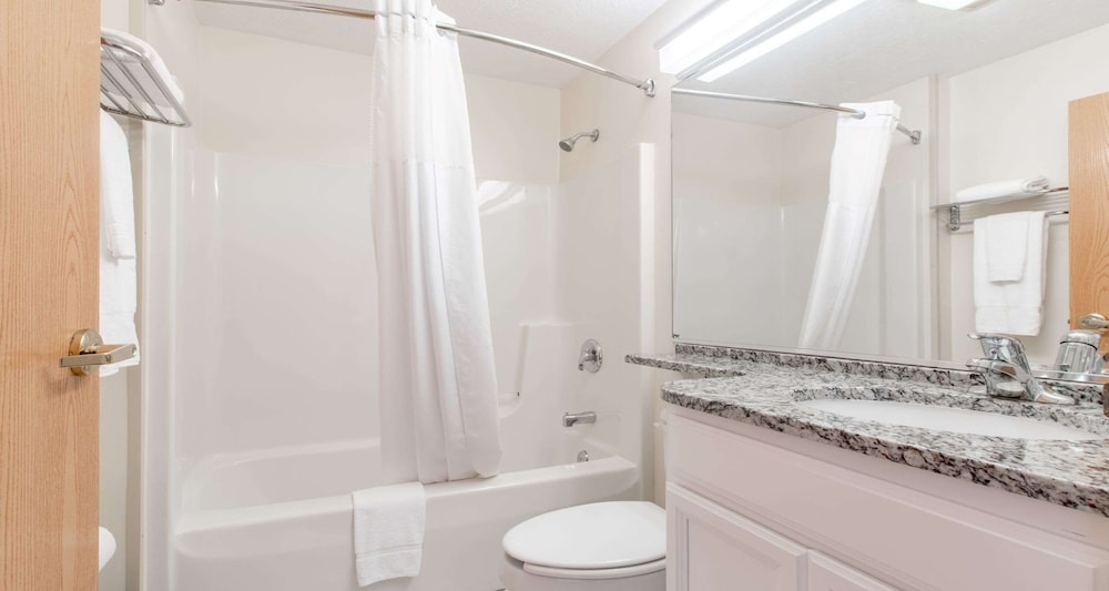 Standard Room, 2 Queen Beds, Non Smoking, Refrigerator & Microwave - Photo 4