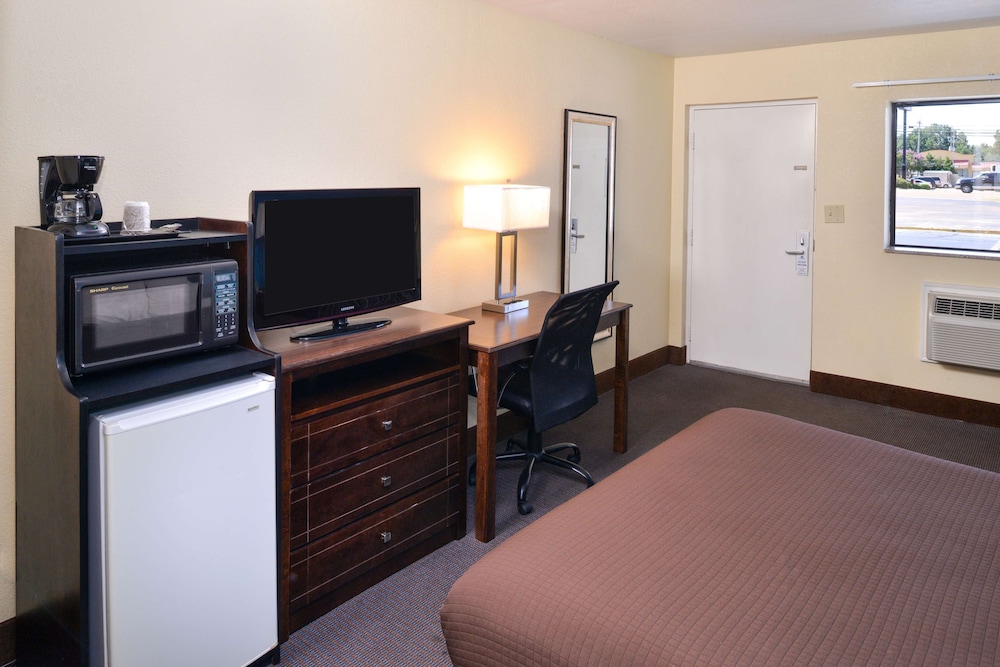 Room, 1 Queen Bed, Smoking - Photo 3