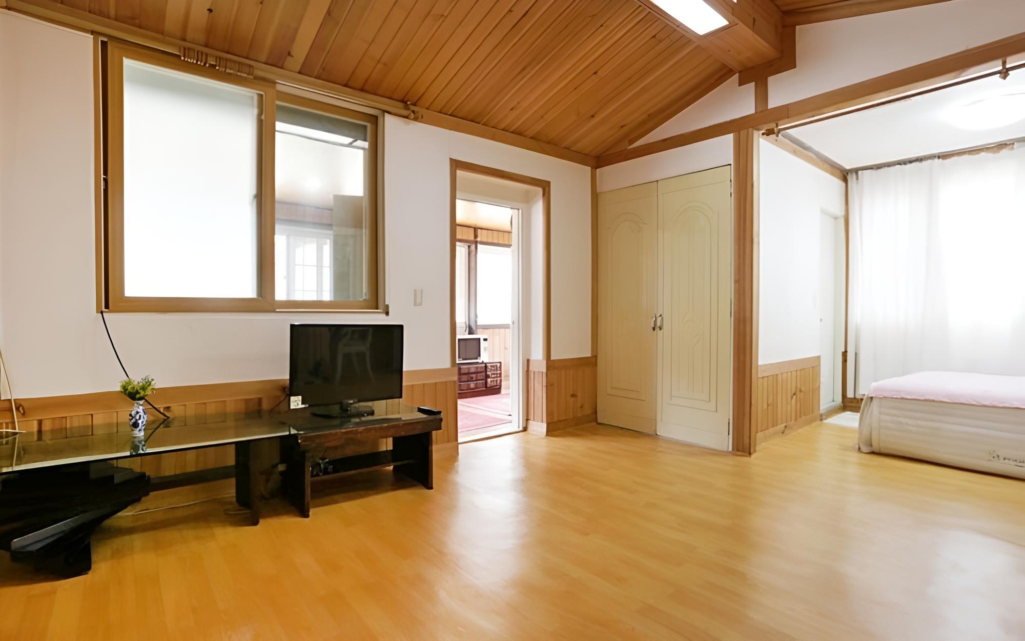 Room (Family room) photo 2