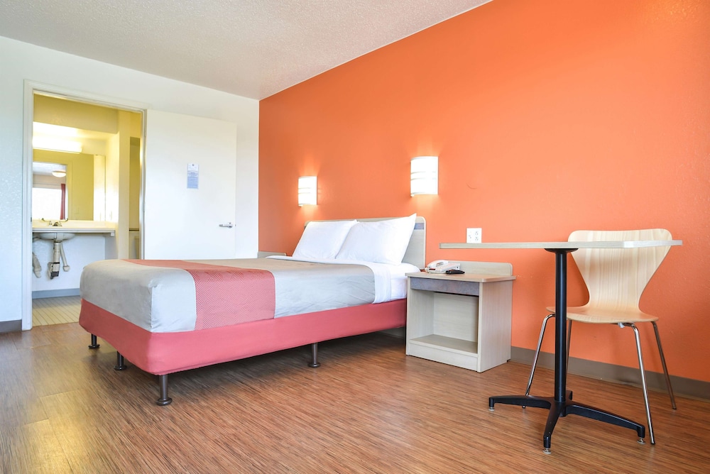 Standard Room, 1 King Bed, Accessible, Non Smoking - Photo 5