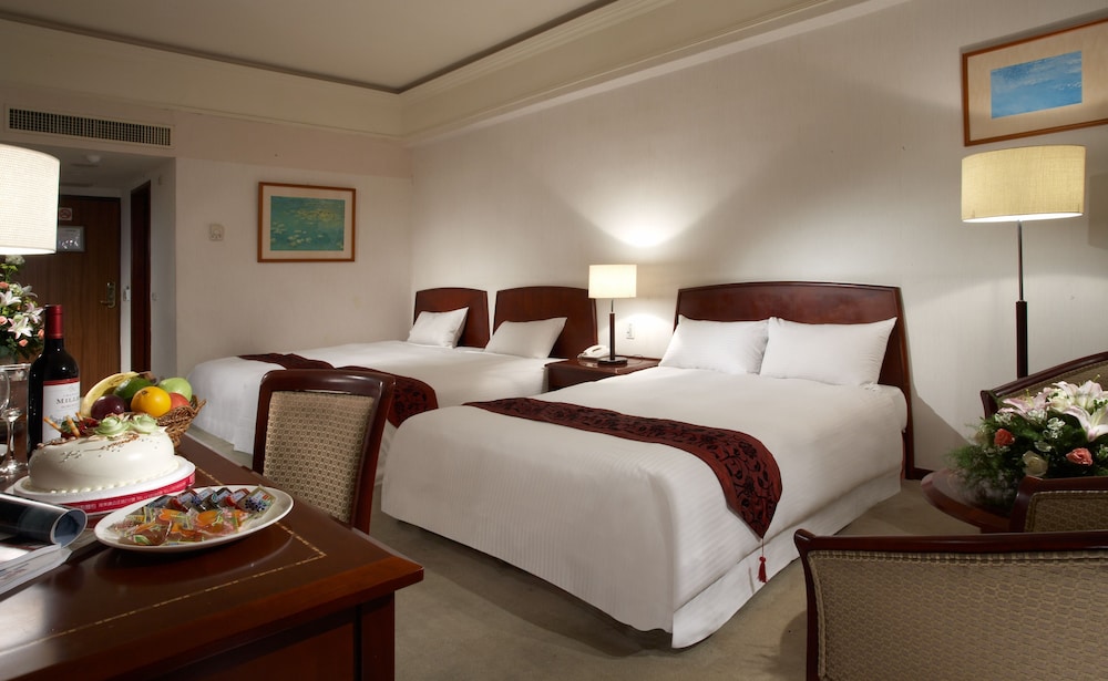 Family Quadruple Room, 1 Bedroom, Non Smoking, City View photo 2