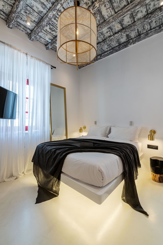 Superior Room, 1 Queen Bed, Balcony, City View photo 2