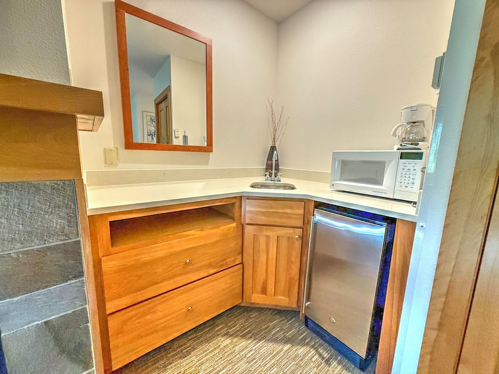 Quadruple Room (Lakefront Double Guestroom) photo 1