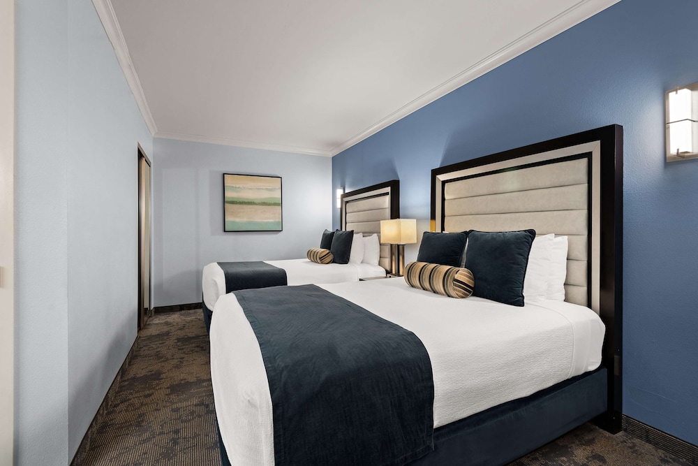 Suite, 2 Queen Beds, Non Smoking, Microwave (With Sofabed) photo 2