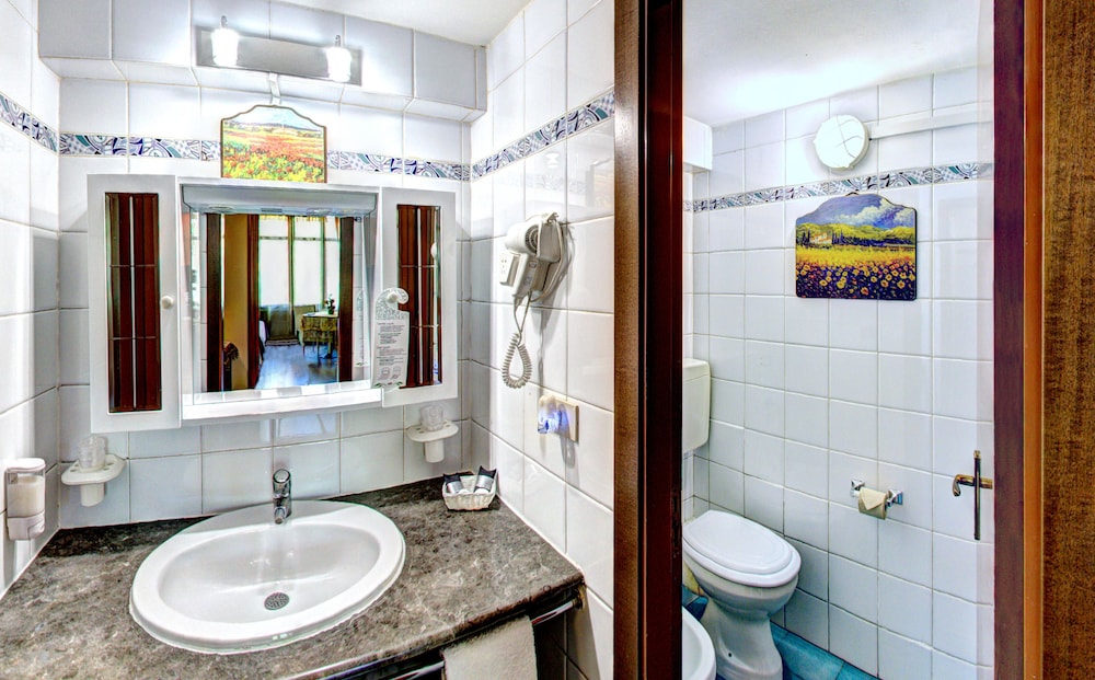 Family Room (5 people Private External Bathroom) photo 2
