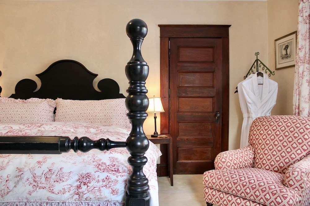 Standard Room, 1 King Bed, Non Smoking (Red Toile) photo 2