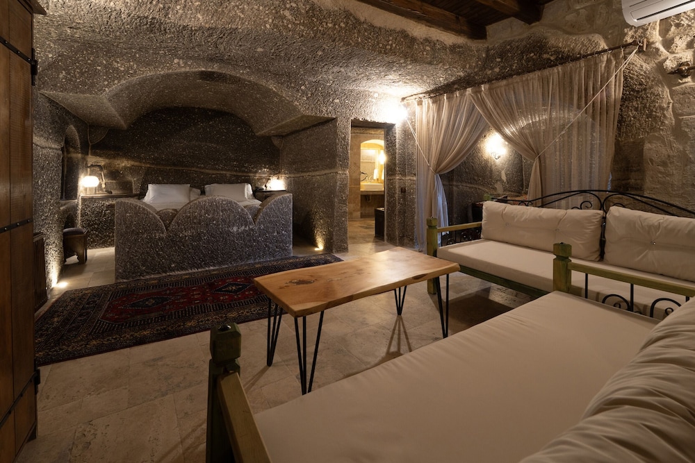 King Suite Room with Balcony photo 2