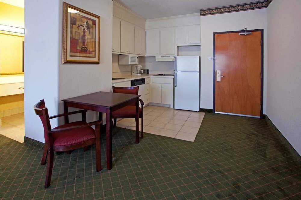 Standard Room, 2 Queen Beds (Two Queen Suite Non-Smoking) photo 2