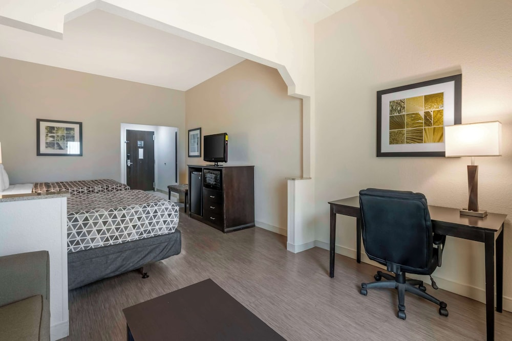Suite, 2 Queen Beds, Non Smoking, Refrigerator & Microwave (with Sofabed) - Photo 3