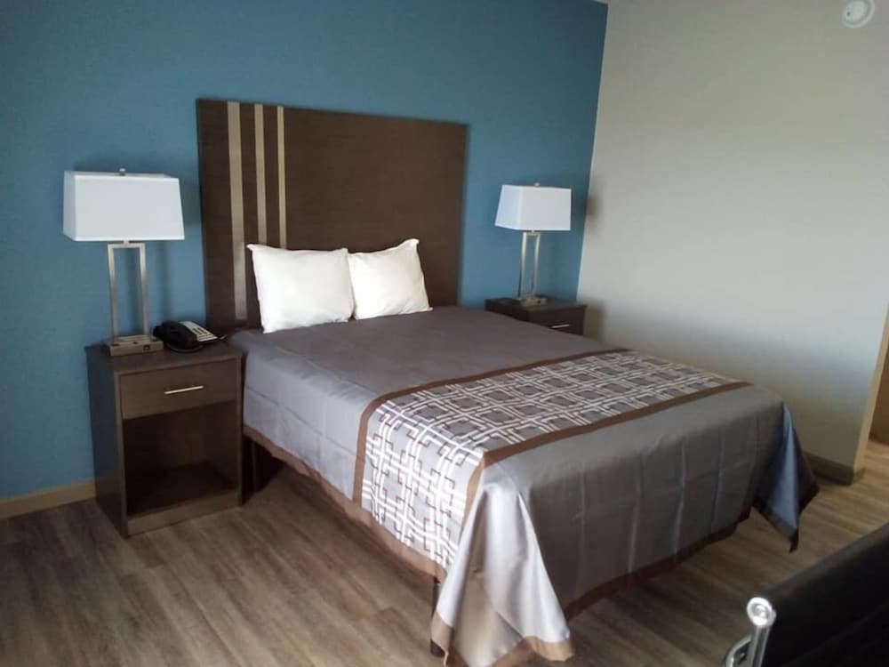 Standard Room, 1 King Bed, Smoking, Refrigerator & Microwave - Photo 3