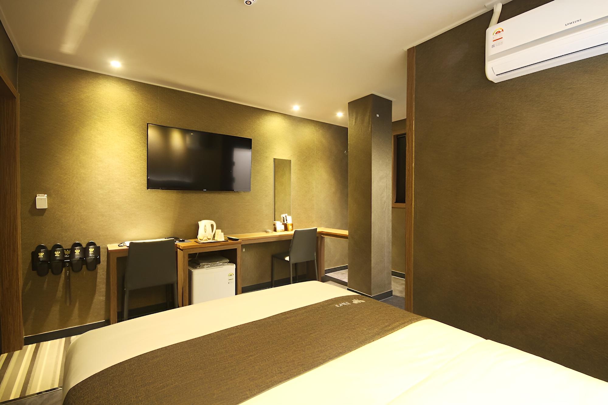 Room (Standard (65-inch TV Netflix & Disney) photo 2