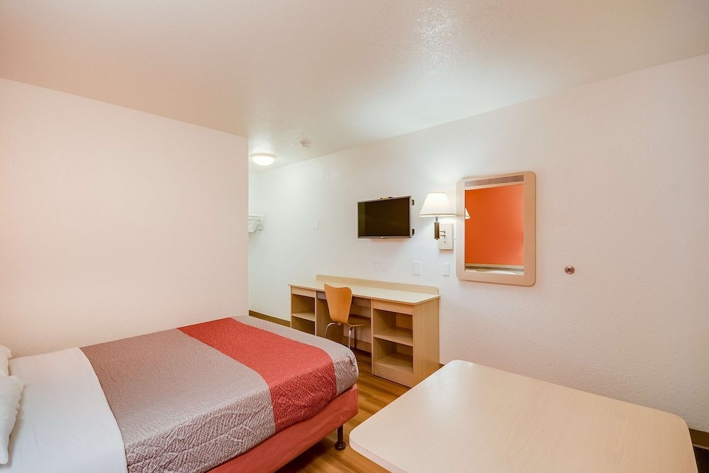 Deluxe Room, 1 Queen Bed, Non Smoking, Refrigerator & Microwave photo 3