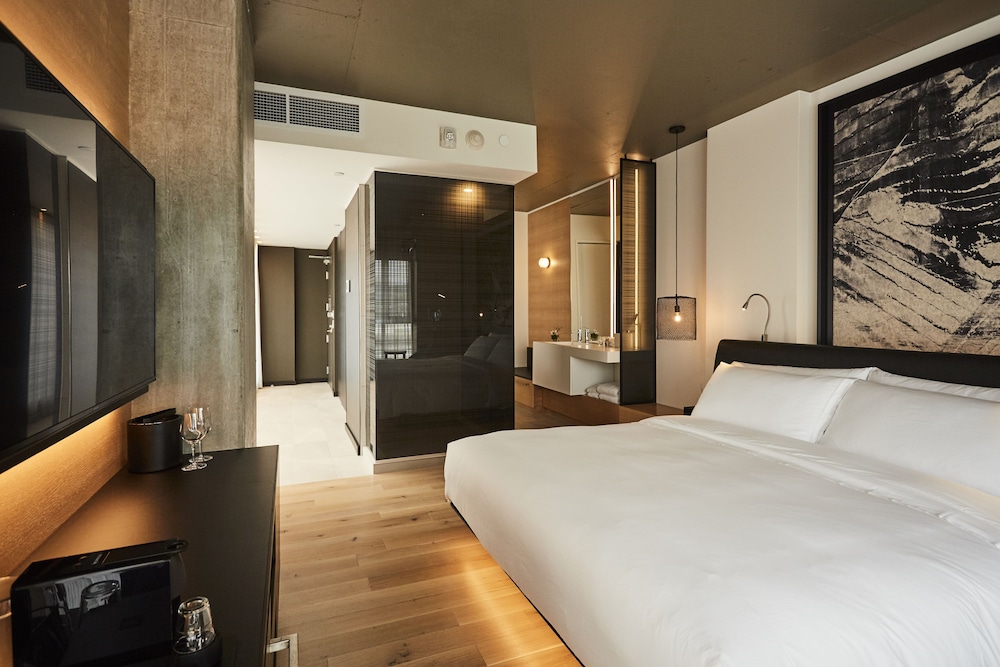 Premium Room, 1 King Bed, City View, Corner