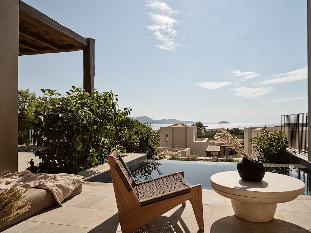 Superior Suite with Private Pool and Sea View - Photo 7