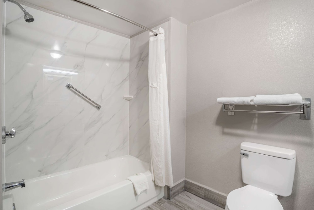 Suite, 1 King Bed, Non Smoking (Upgrade) - Photo 4